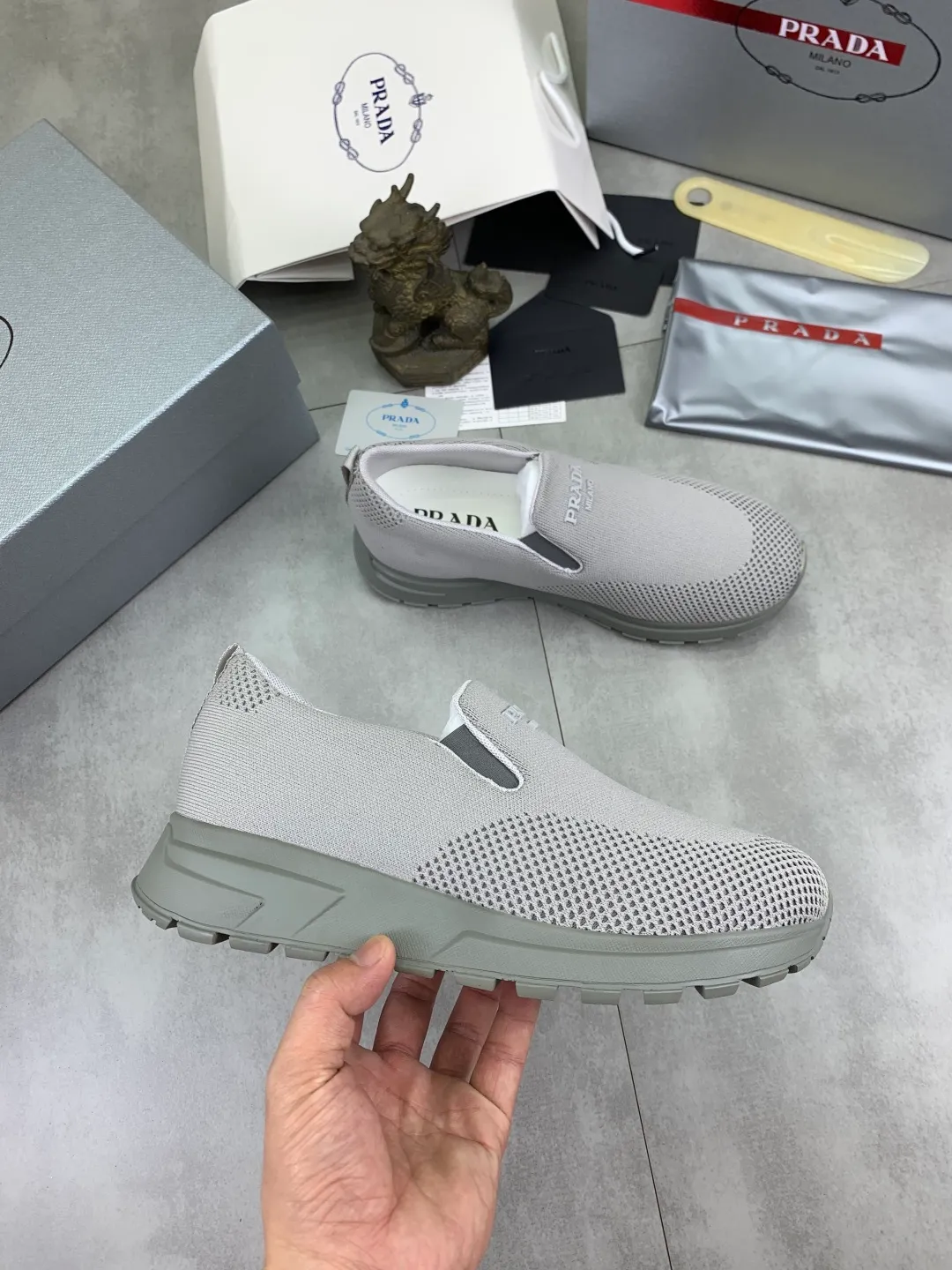 Men's shoes 💰P560💰[New model] Flying weave series (summer must-have) is now available on the official website, 🆘 Trendy brand (Prada) mainly promotes popular models, avant-garde and versatile fashionable men's shoes, private version molding, cowhide surface splicing 1:1.. Simple fashion, original imported cowhide lining and cowhide feet; the atmosphere and personality are more fashionable, eye-catching and pursuing class. It will subvert the old idea and be a must-have for fashion trendsetters with you! Must keep it for yourself! High-end comfort and low-end, high-end quality workmanship. Size: 38-45 6️⃣colors available.
